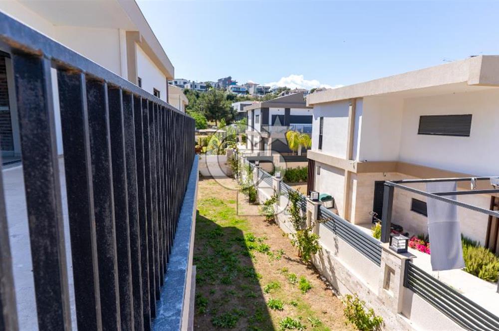 ÇEŞME FENERBURNU'NDA DENİZ MANZARALI 7+2 MÜSTAKİL HAVUZLU VİLLA
