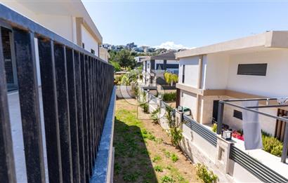ÇEŞME FENERBURNU'NDA DENİZ MANZARALI 7+2 MÜSTAKİL HAVUZLU VİLLA