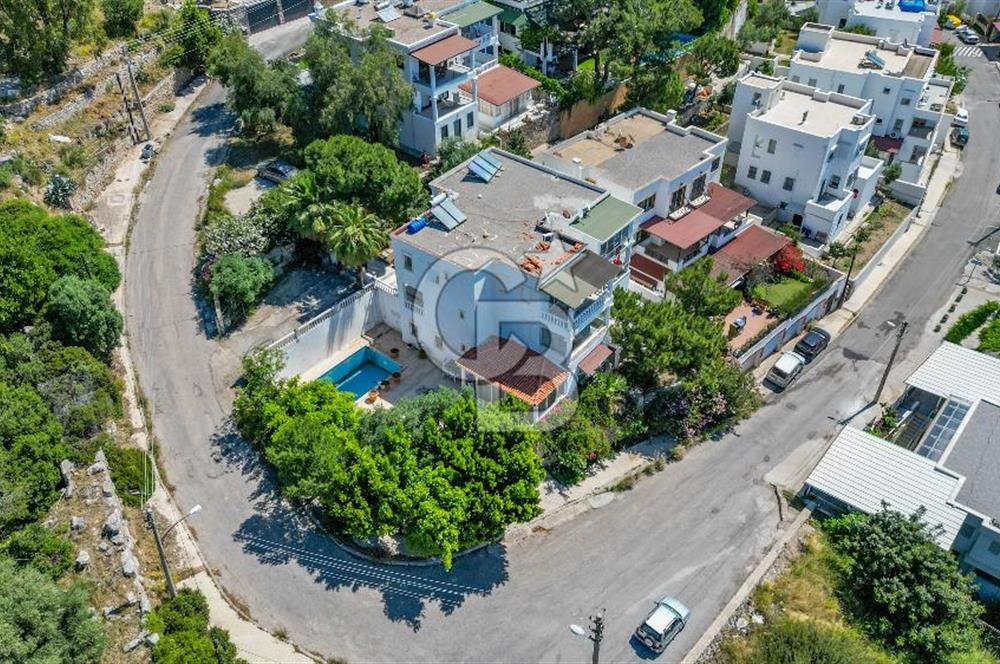 Bodrum Yokuşbaşı Panoramik Deniz ve Kale Manzaralı Satılık Villa