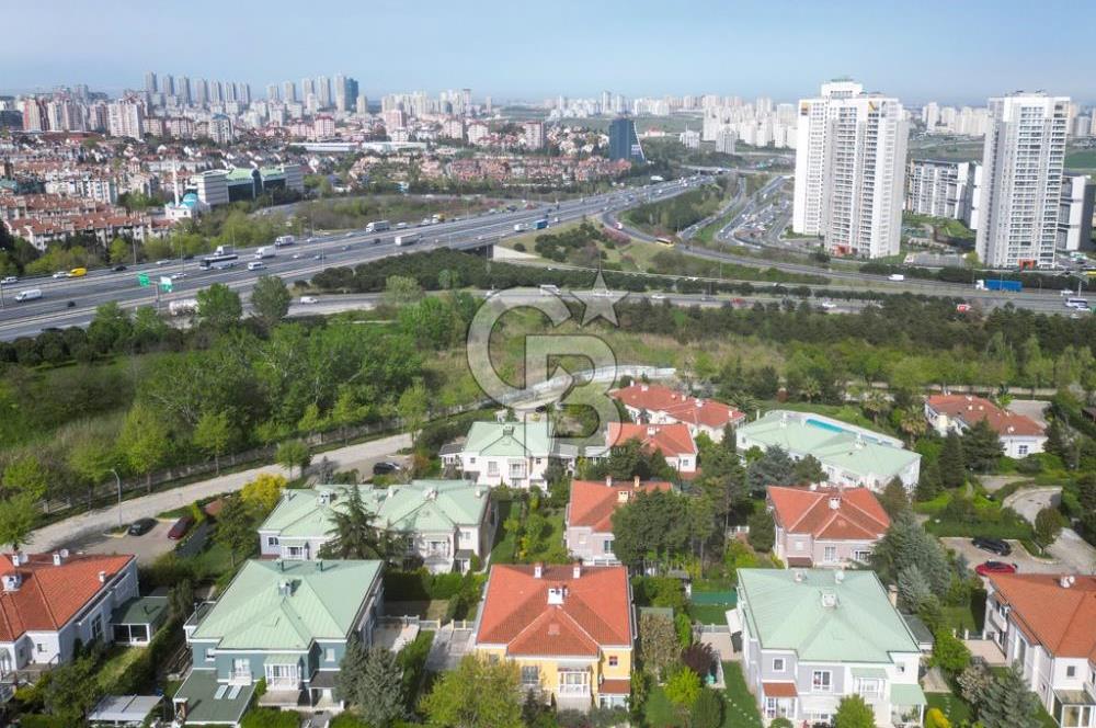Ardıçlı Evler’de Geniş Bahçeli Satılık Tripleks Villa