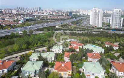 Ardıçlı Evler’de Geniş Bahçeli Satılık Tripleks Villa