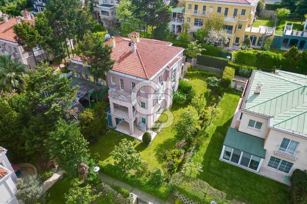 Ardıçlı Evler’de Geniş Bahçeli Satılık Tripleks Villa