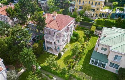 Ardıçlı Evler’de Geniş Bahçeli Satılık Tripleks Villa