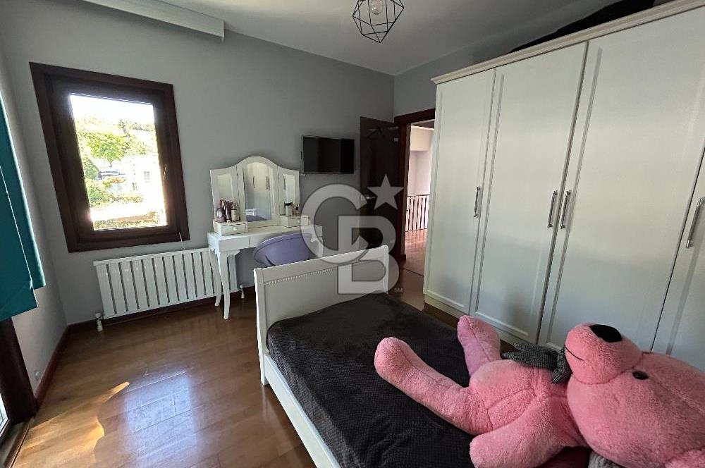 Ardıçlı Evler’de Geniş Bahçeli Satılık Tripleks Villa