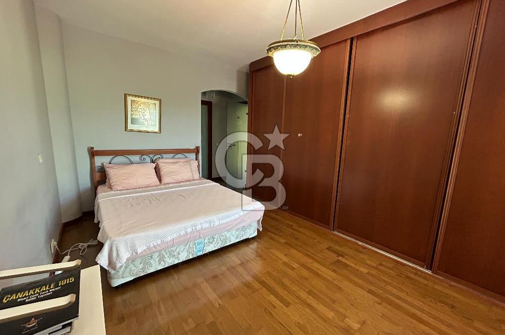 Ardıçlı Evler’de Geniş Bahçeli Satılık Tripleks Villa