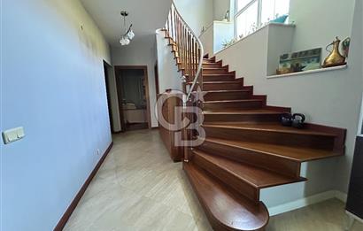 Ardıçlı Evler’de Geniş Bahçeli Satılık Tripleks Villa
