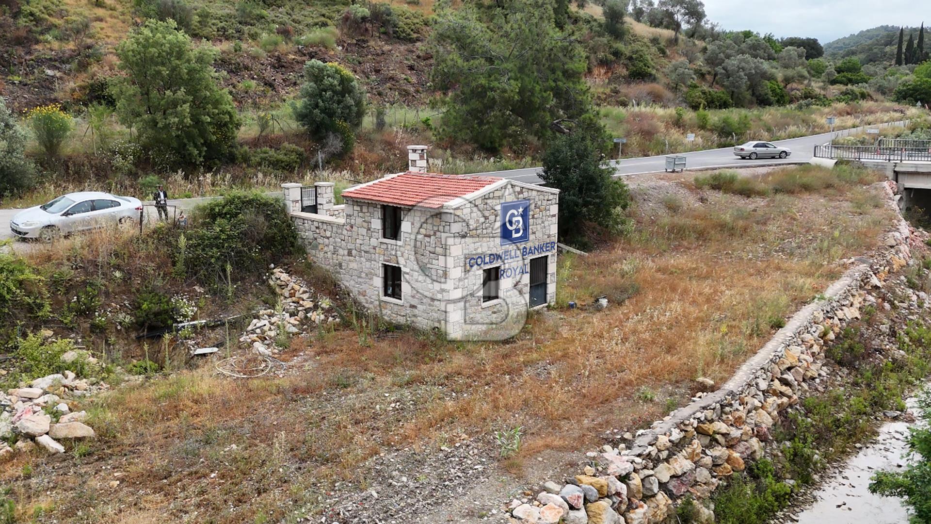 SEFERİHİSAR KAVAKDERE'DE 1780 M² YOLA CEPHELİ TARLA VE TAŞ VİLLA