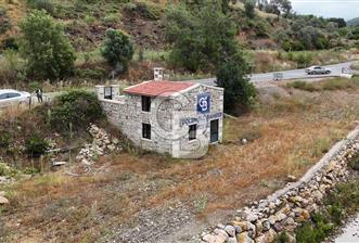 SEFERİHİSAR KAVAKDERE'DE 1780 M² YOLA CEPHELİ TARLA VE TAŞ VİLLA