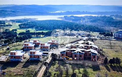SATILIK ARNAVUTKÖY DURUSU'DA GÖL VE ORMAN MANZARALI 4+1 VİLLA