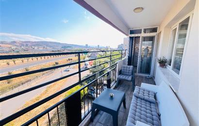 Bornovada Site İçinde Manzaralı Full Tadilatlı Satılık 3+1 Daire