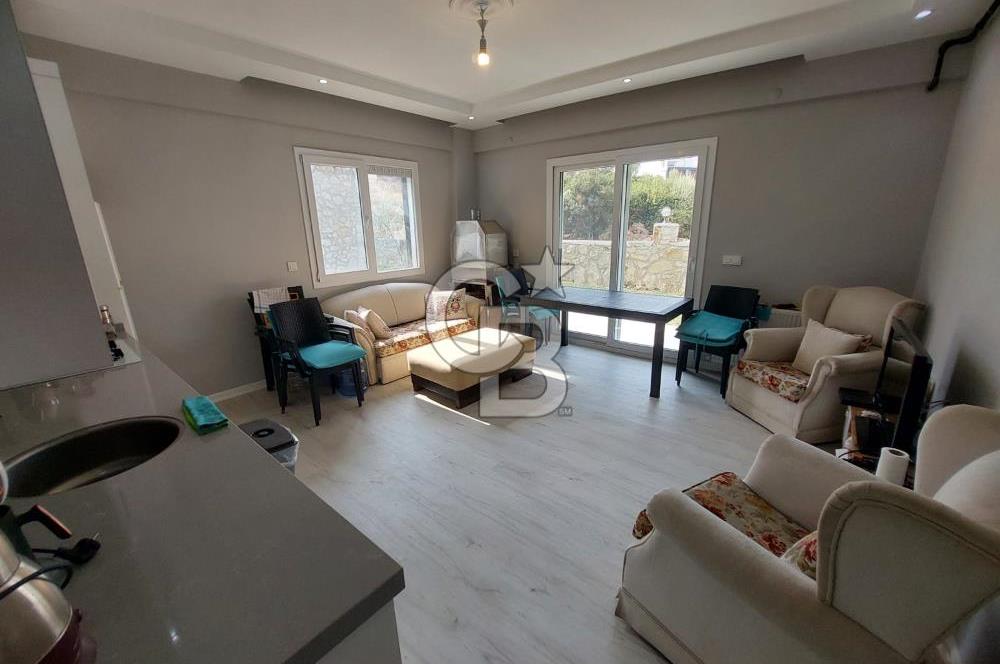 YENİ FOÇA'DA MÜSTAKİL BAHÇELİ 2+1 EŞYALI KİRALIK DAİRE