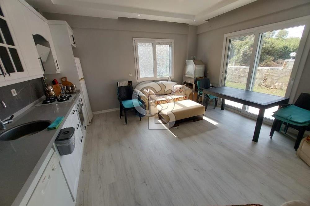 YENİ FOÇA'DA MÜSTAKİL BAHÇELİ 2+1 EŞYALI KİRALIK DAİRE