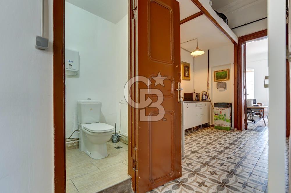 İSTİKLAL CADDESİ'NDE SÜSLÜ SAKSI SOKAKTA SATILIK OFİS, İŞYERİ