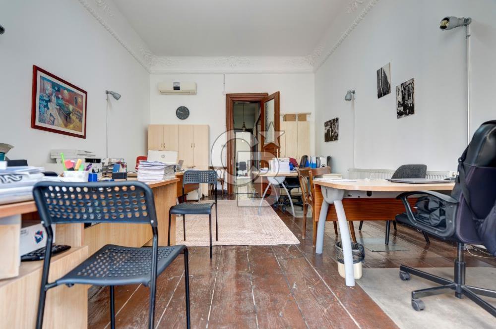 İSTİKLAL CADDESİ'NDE SÜSLÜ SAKSI SOKAKTA SATILIK OFİS, İŞYERİ
