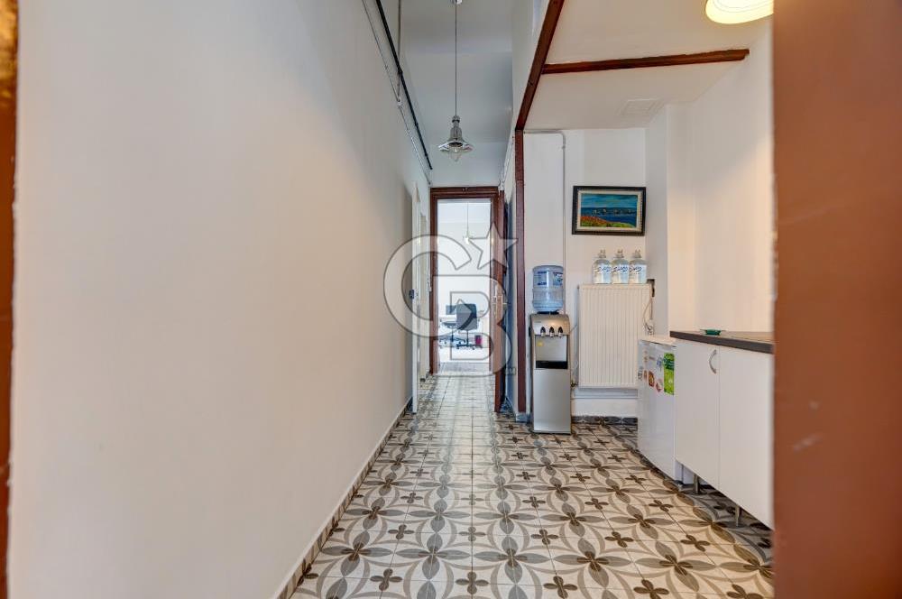 İSTİKLAL CADDESİ'NDE SÜSLÜ SAKSI SOKAKTA SATILIK OFİS, İŞYERİ