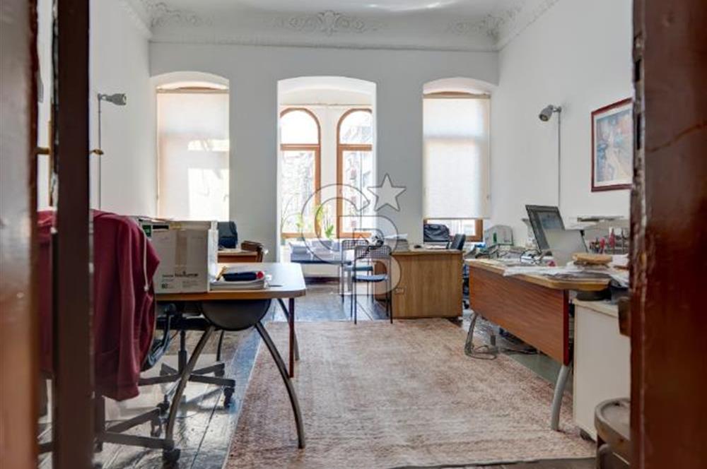 İSTİKLAL CADDESİ'NDE SÜSLÜ SAKSI SOKAKTA SATILIK OFİS, İŞYERİ