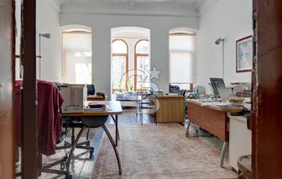 İSTİKLAL CADDESİ'NDE SÜSLÜ SAKSI SOKAKTA SATILIK OFİS, İŞYERİ