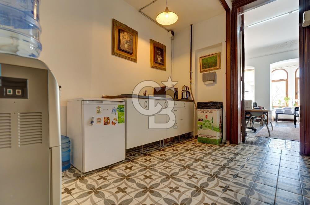 İSTİKLAL CADDESİ'NDE SÜSLÜ SAKSI SOKAKTA SATILIK OFİS, İŞYERİ