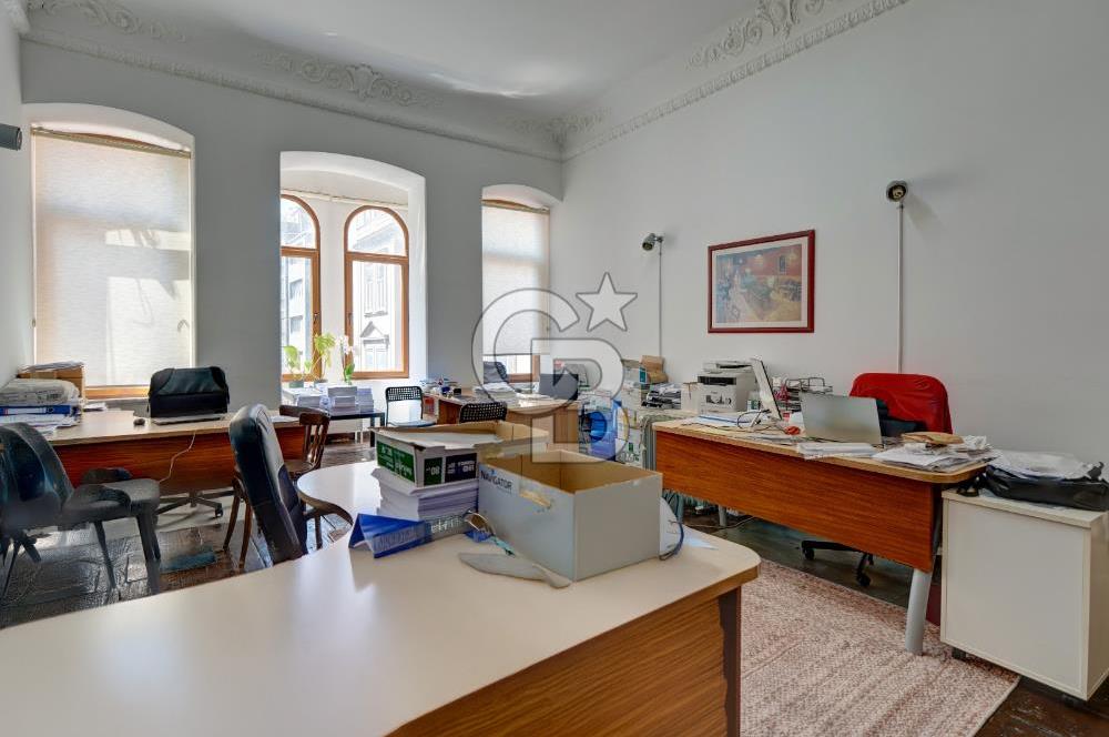 İSTİKLAL CADDESİ'NDE SÜSLÜ SAKSI SOKAKTA SATILIK OFİS, İŞYERİ
