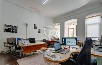 İSTİKLAL CADDESİ'NDE SÜSLÜ SAKSI SOKAKTA SATILIK OFİS, İŞYERİ