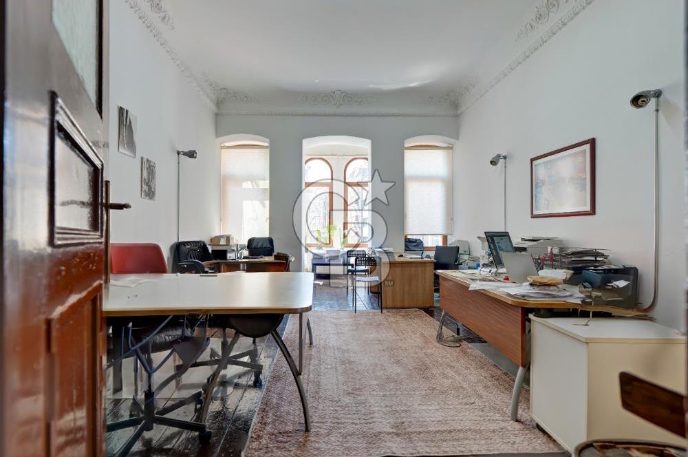 İSTİKLAL CADDESİ'NDE SÜSLÜ SAKSI SOKAKTA SATILIK OFİS, İŞYERİ
