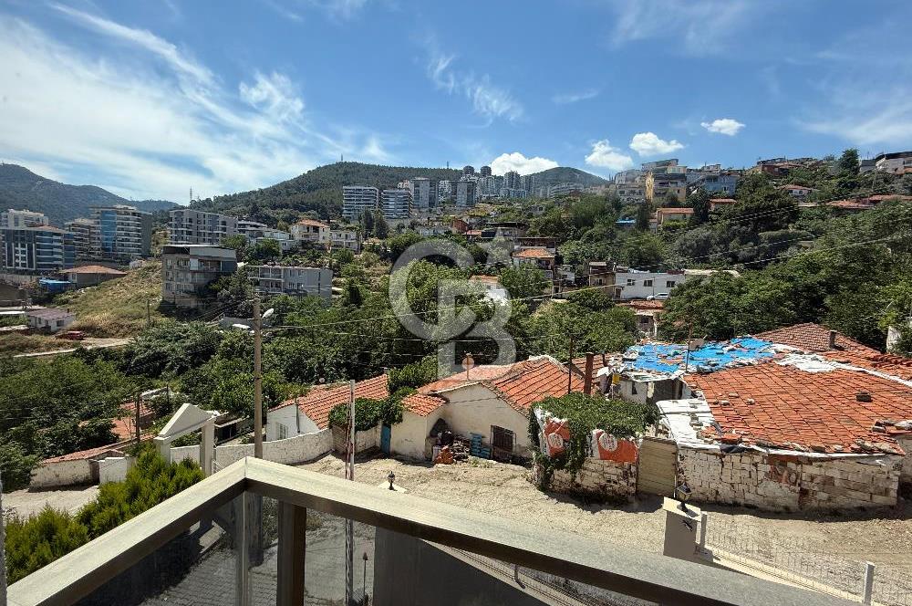 İzmir Narlıdere'de Muhteşem Doğa ve Deniz manzaralı daire