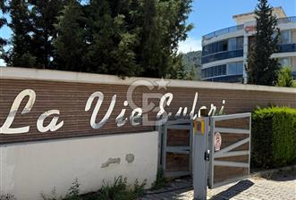 İzmir Narlıdere'de Muhteşem Doğa ve Deniz manzaralı daire