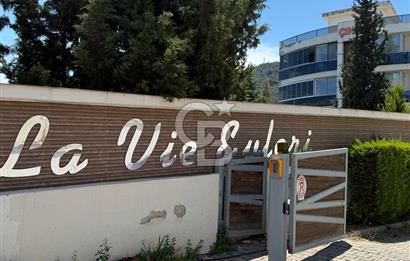 İzmir Narlıdere'de Muhteşem Doğa ve Deniz manzaralı daire
