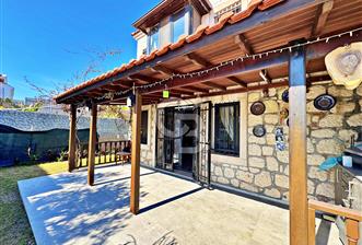 ÇEŞME ALAÇATI'DA KİRALIK HAVUZLU VİLLA