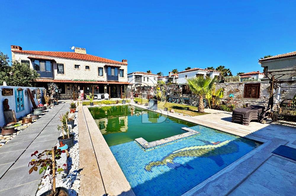 ÇEŞME ALAÇATI'DA KİRALIK HAVUZLU VİLLA