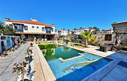 ÇEŞME ALAÇATI'DA KİRALIK HAVUZLU VİLLA