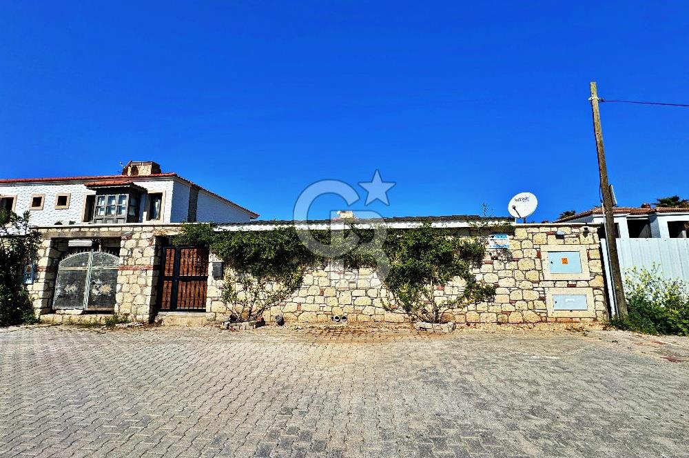 ÇEŞME ALAÇATI'DA KİRALIK HAVUZLU VİLLA
