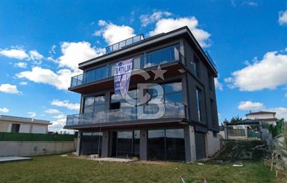 GÖLBAŞI'NDA GÖL MANZARALI EMSALSİZ 6+1 4 KATLI SATILIK VİLLA