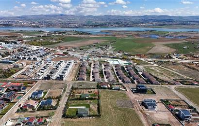 GÖLBAŞI'NDA GÖL MANZARALI EMSALSİZ 6+1 4 KATLI SATILIK VİLLA