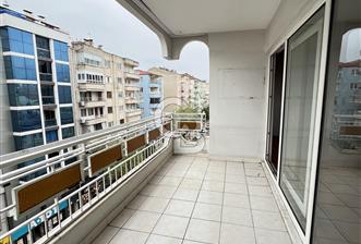 İSTİKLAL CADDESİ ÜZERİNDE 170 M² 3+1 KİRALIK DAİRE