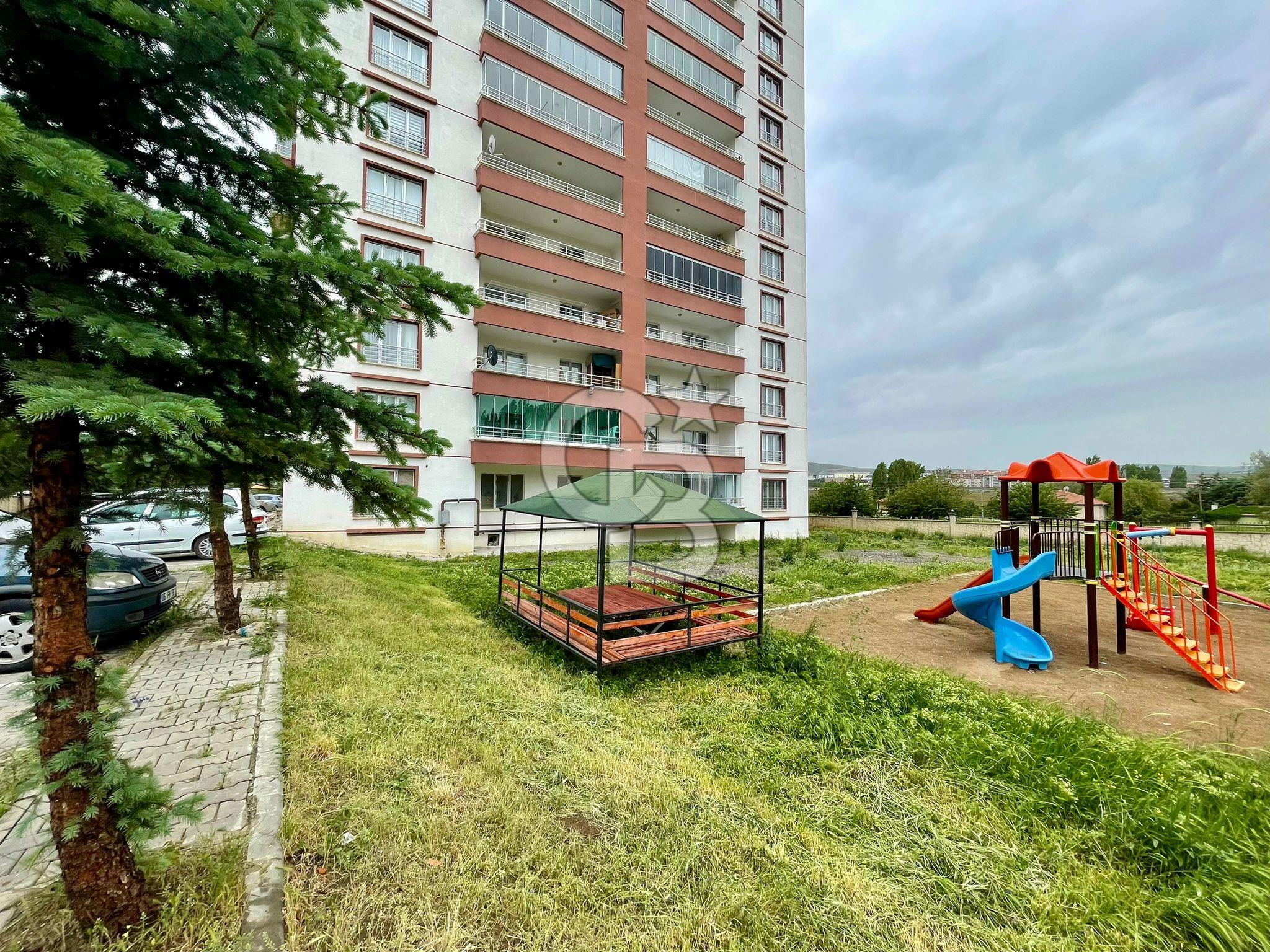 ELMADAĞ HASANOĞLAN'DA SAMSUN YOLA YAKIN SİTEDE SATILIK 3+1 DAİRE