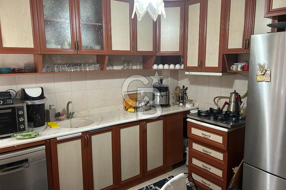 Bayraklı'nın merkezinde aile apartmanında satılık 2+1 daire 