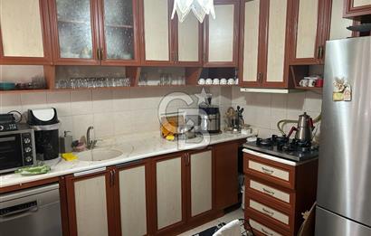 Bayraklı'nın merkezinde aile apartmanında satılık 2+1 daire 