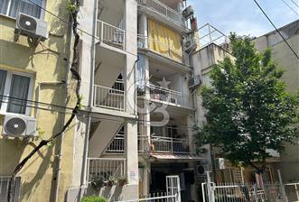 Bayraklı'nın merkezinde aile apartmanında satılık 2+1 daire 