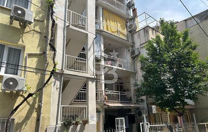 Bayraklı'nın merkezinde aile apartmanında satılık 2+1 daire 