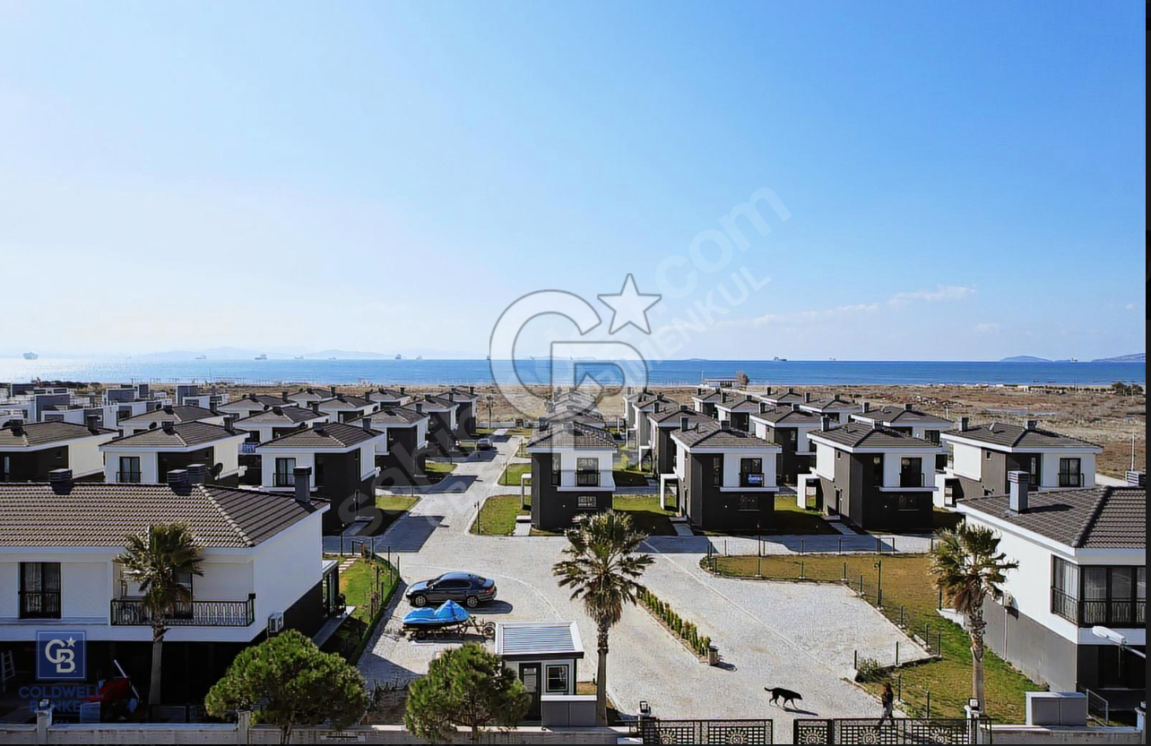 ÇANDARLI TATİL KÖYÜ İÇERİSİNDE 3+1 SATILIK VİLLA