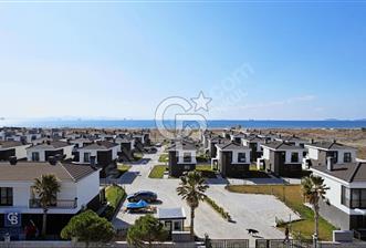 ÇANDARLI TATİL KÖYÜ İÇERİSİNDE 3+1 SATILIK VİLLA