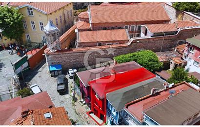 Ortaköyün Kalbinde, Bahçeli ve 3 Katlı Ahşap Ev Eşsiz Yatırım
