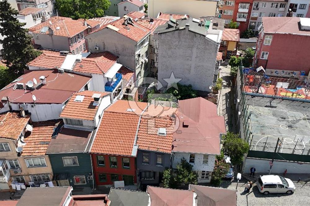 Ortaköyün Kalbinde, Bahçeli ve 3 Katlı Ahşap Ev Eşsiz Yatırım