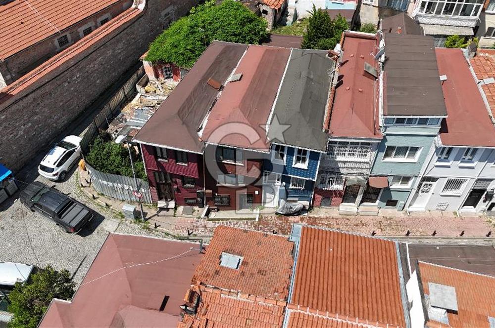Ortaköyün Kalbinde, Bahçeli ve 3 Katlı Ahşap Ev Eşsiz Yatırım