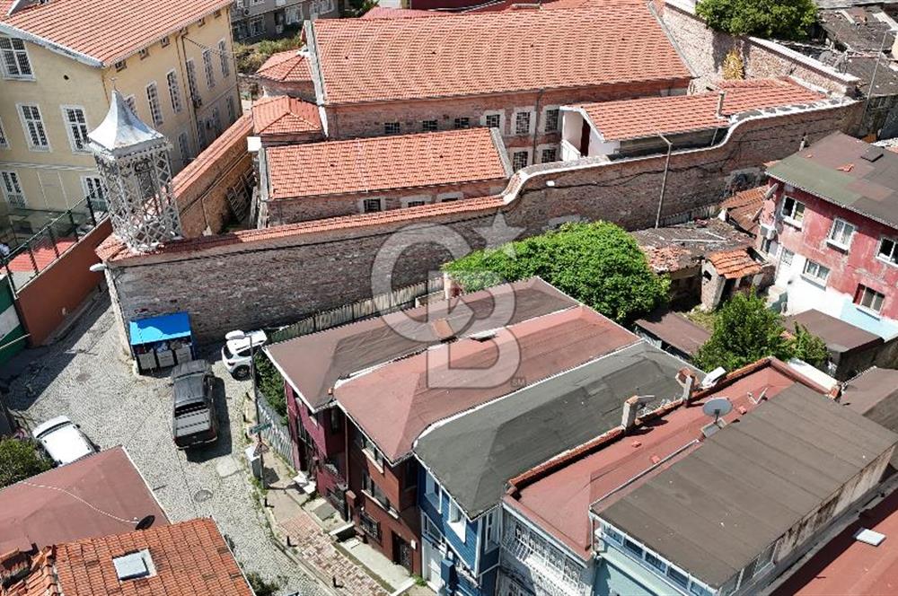 Ortaköyün Kalbinde, Bahçeli ve 3 Katlı Ahşap Ev Eşsiz Yatırım