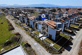 DİKİLİ KABAAKUM'DA SİTE İÇERİSİNDE 4+1 SIFIR VİLLA