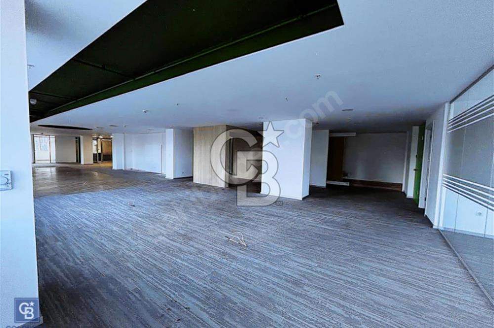 Yapı Kredi plazada 486 m2 içi yapılı Kiralık ofis katı.