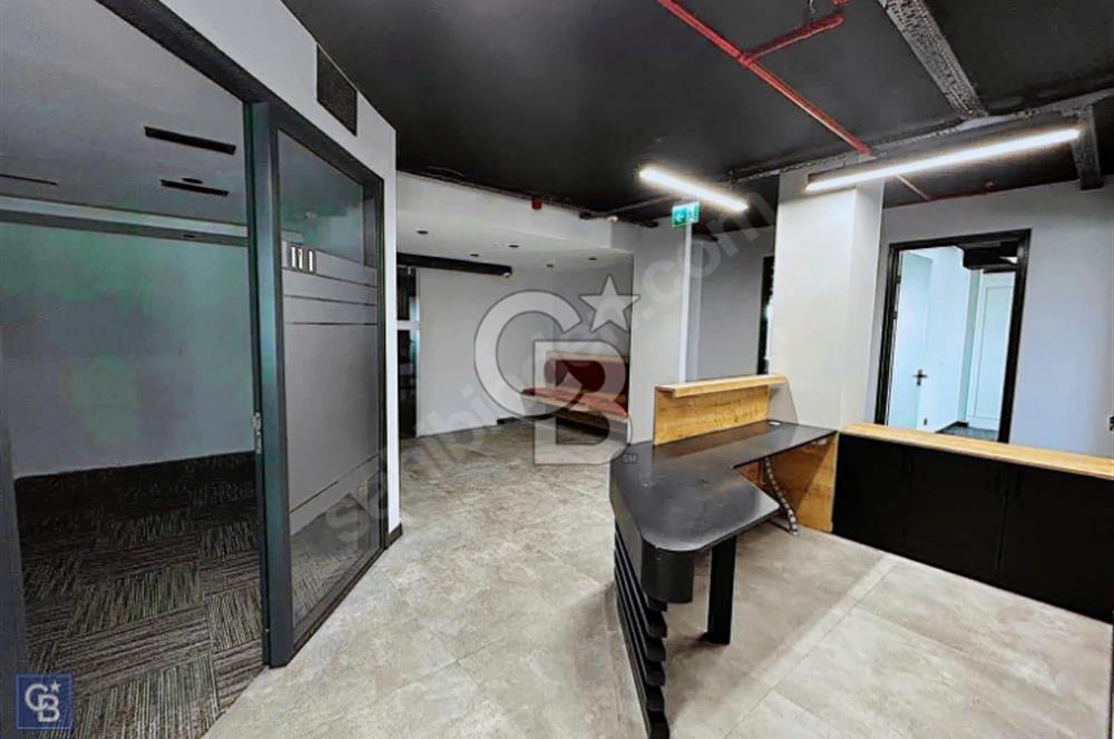 Yapı Kredi plazada 486 m2 içi yapılı Kiralık ofis katı.
