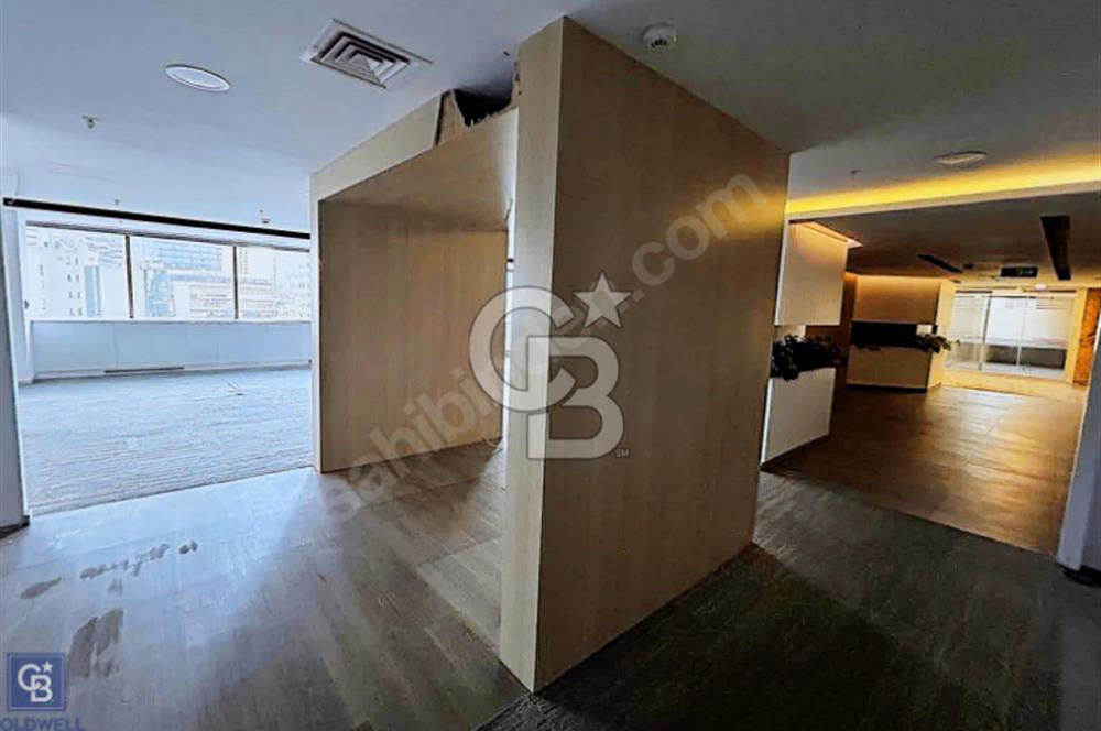 Yapı Kredi plazada 486 m2 içi yapılı Kiralık ofis katı.